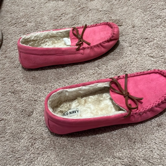 Old Navy Hot Pink Shearling slippers- size 10 - Picture 4 of 4